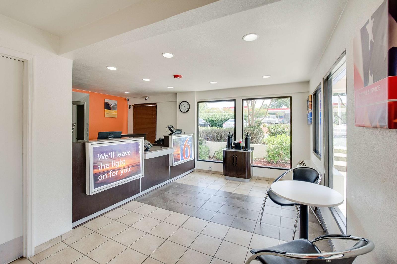 Motel 6 Columbia West