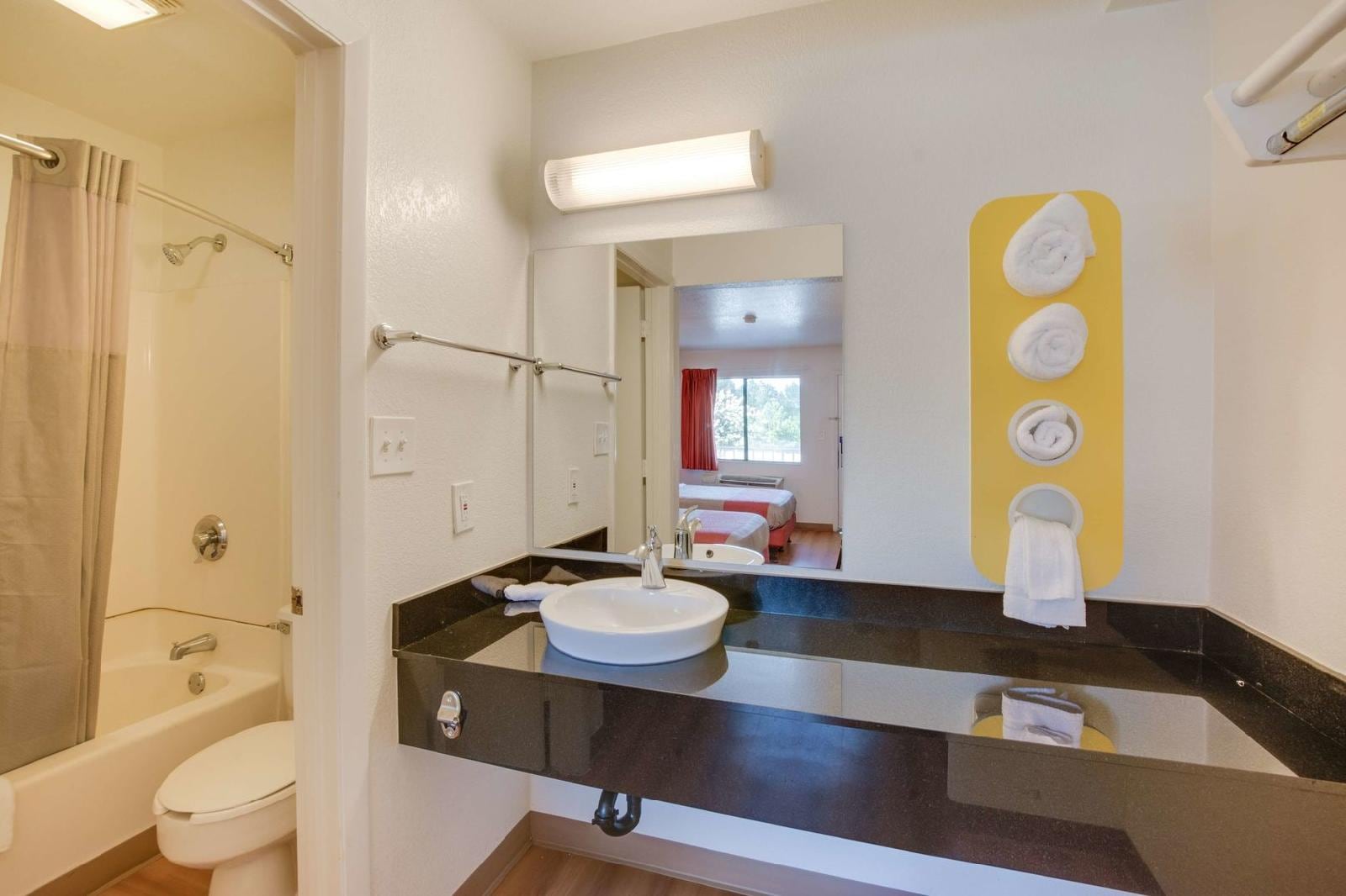 Motel 6 Columbia West