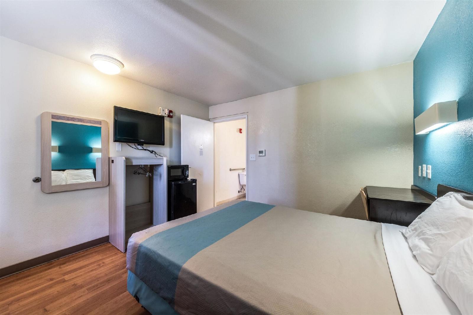 Motel 6 Victoria