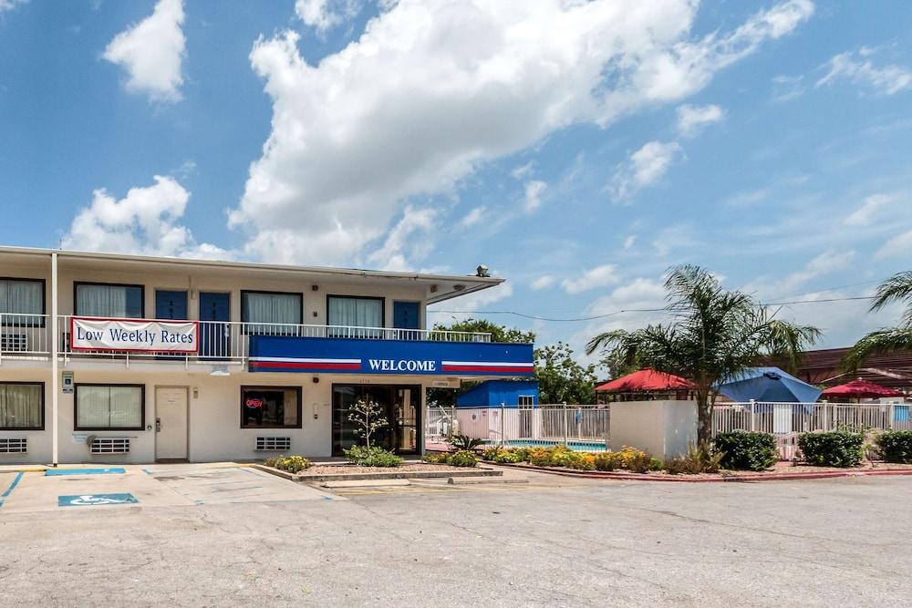 Motel 6 Victoria
