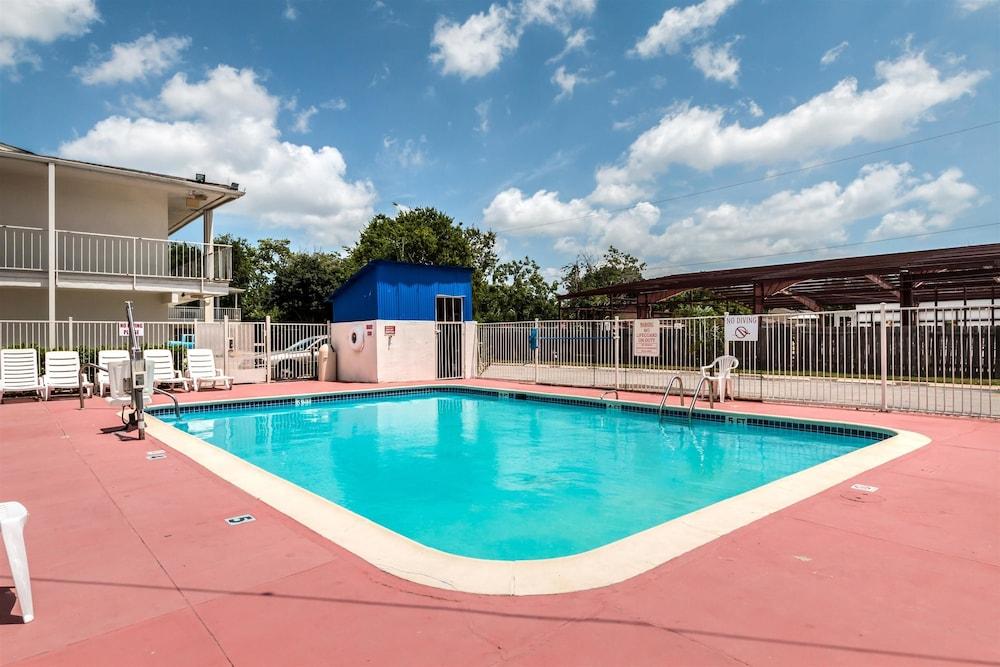Motel 6 Victoria