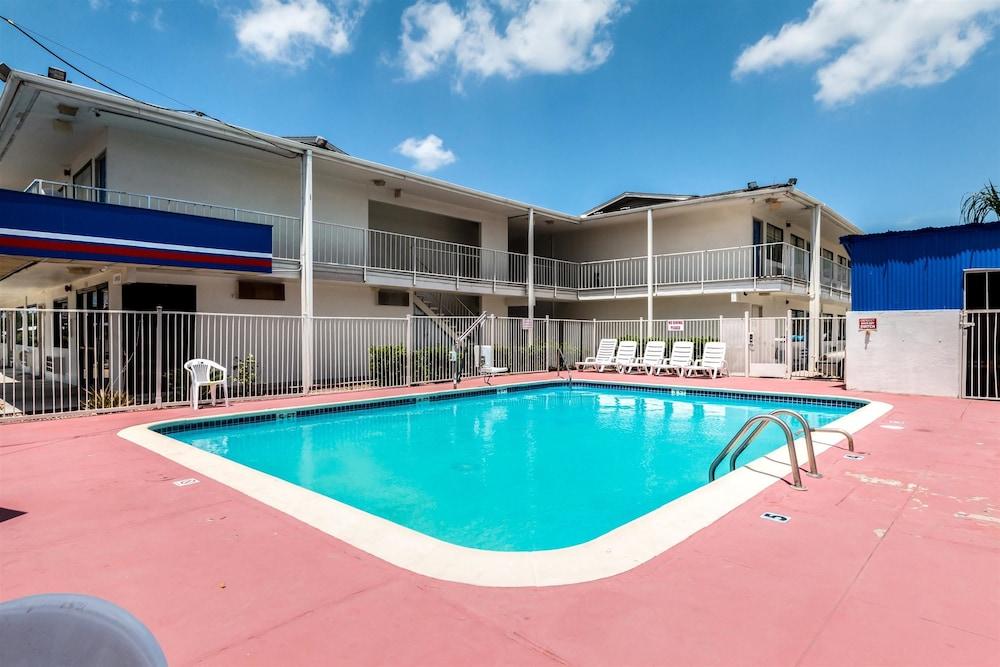 Motel 6 Victoria