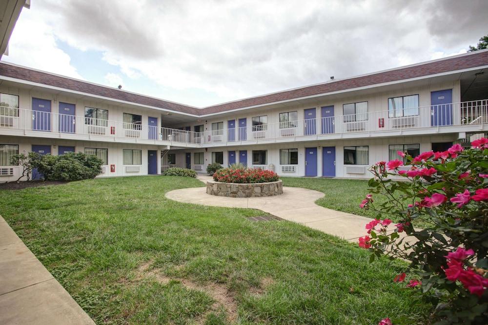 Motel 6 Elkton