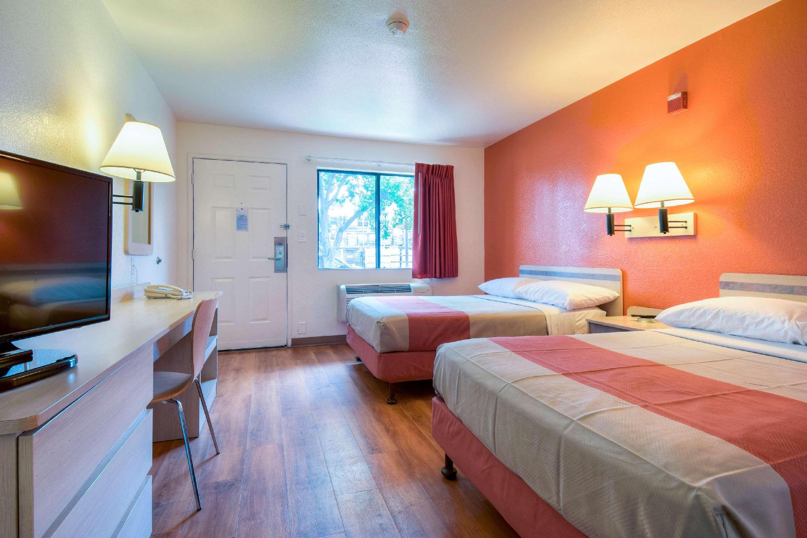 Motel 6 Escondido