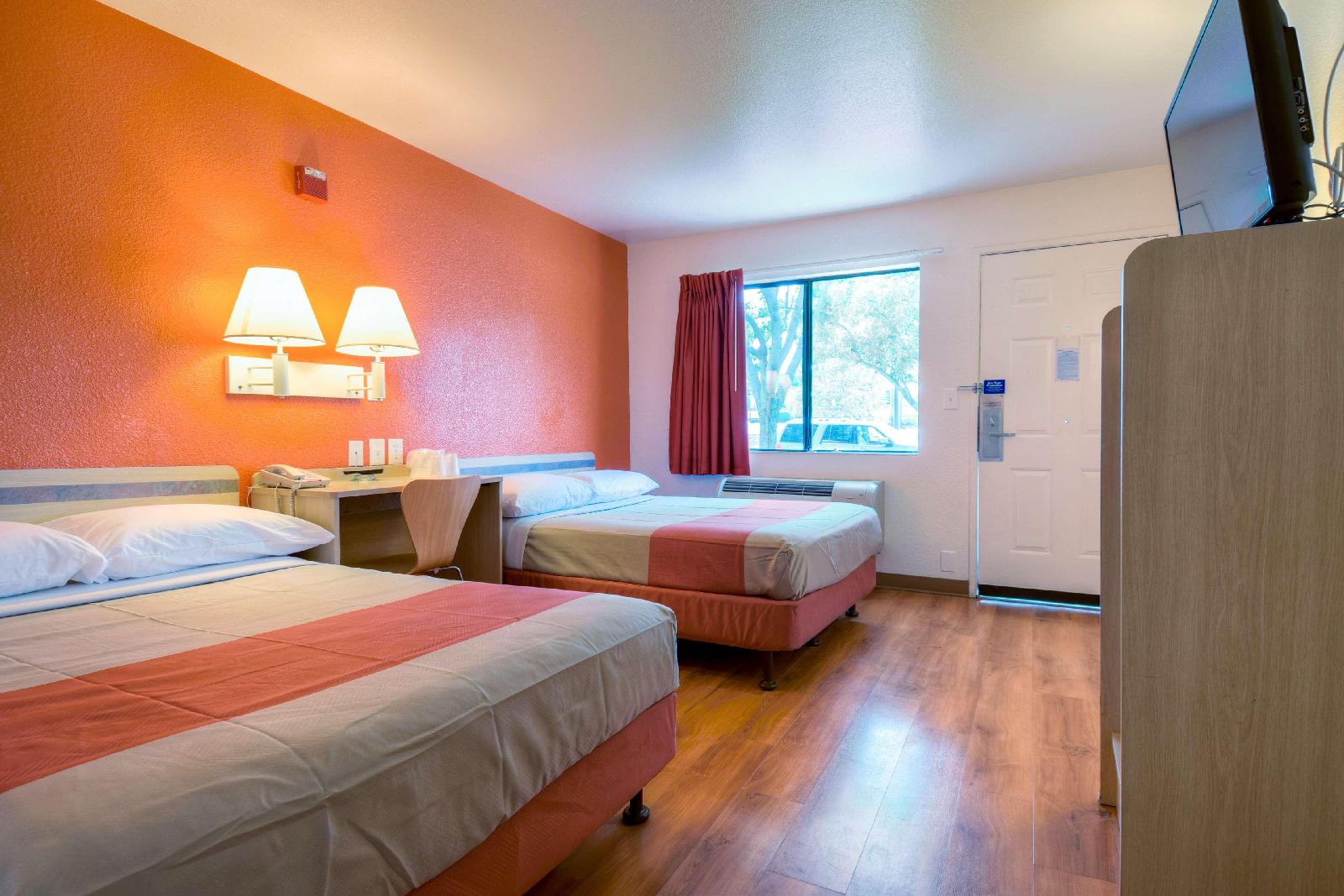 Motel 6 Escondido