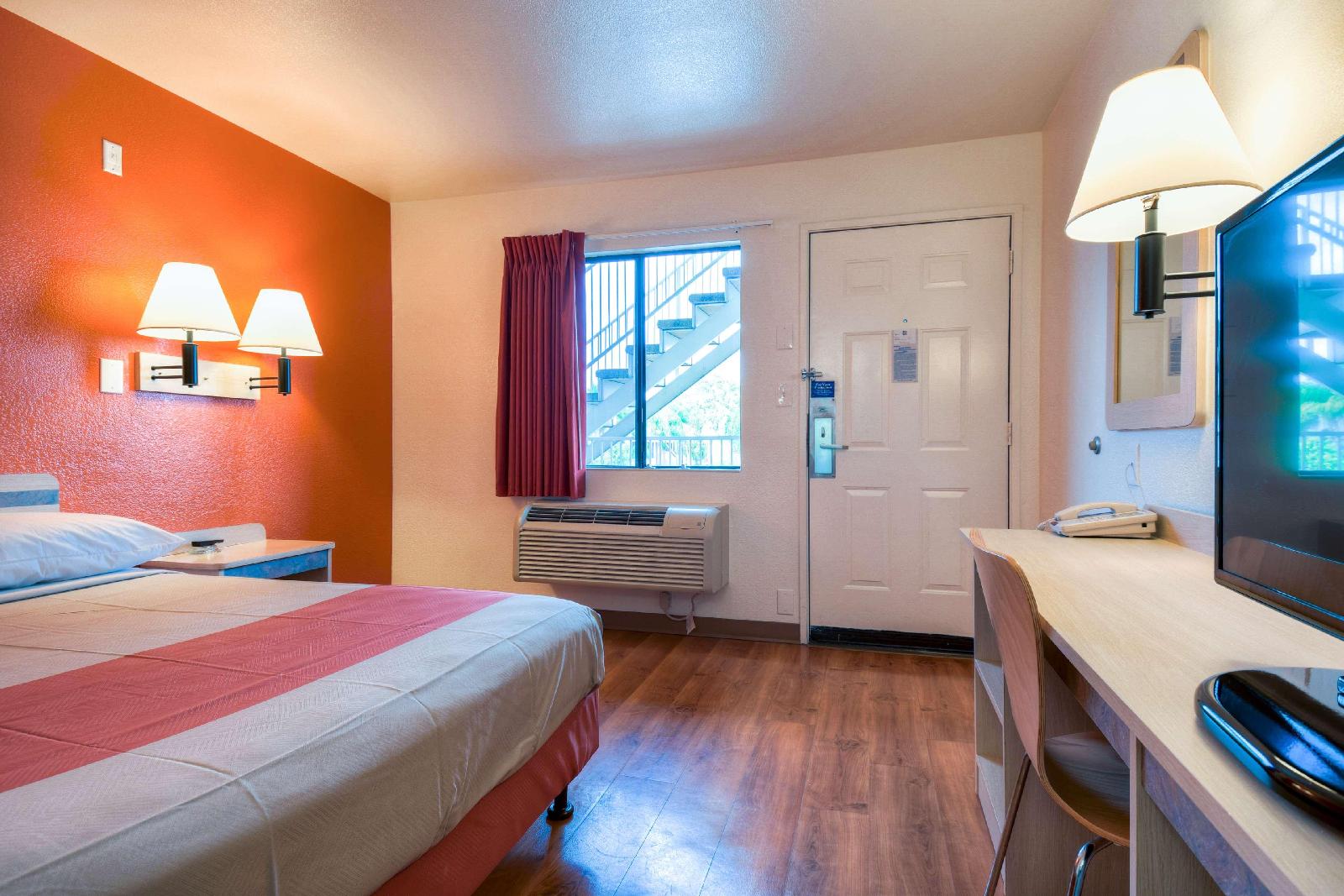Motel 6 Escondido