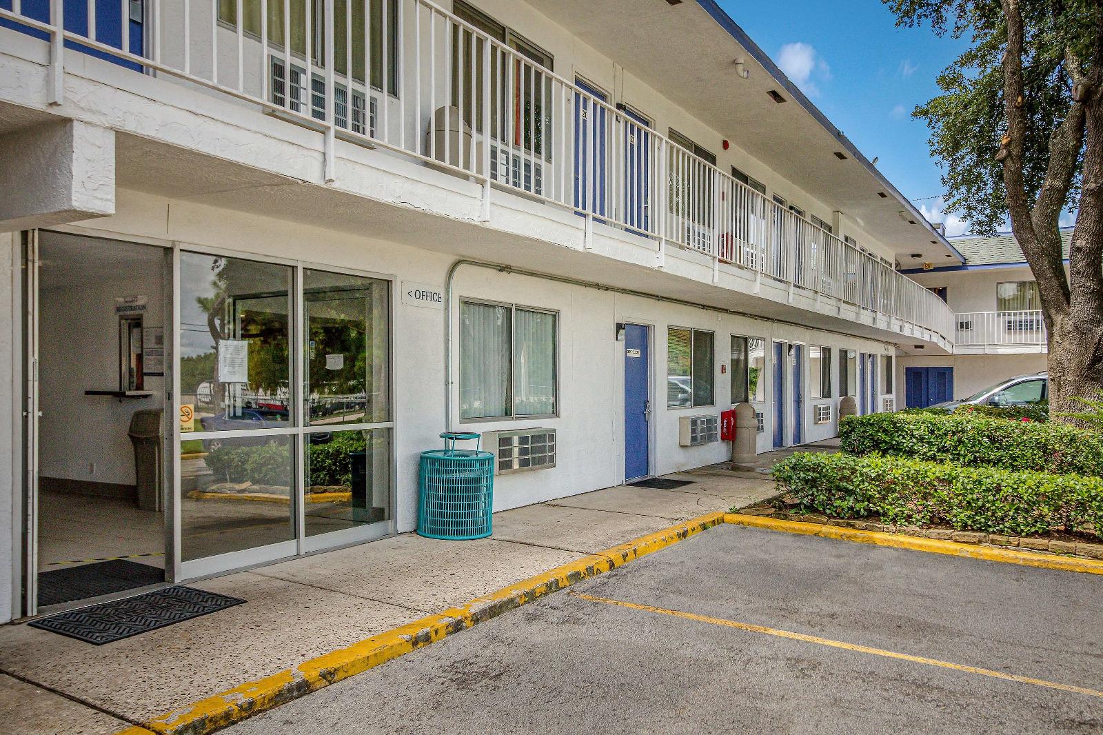 Motel 6 Conroe