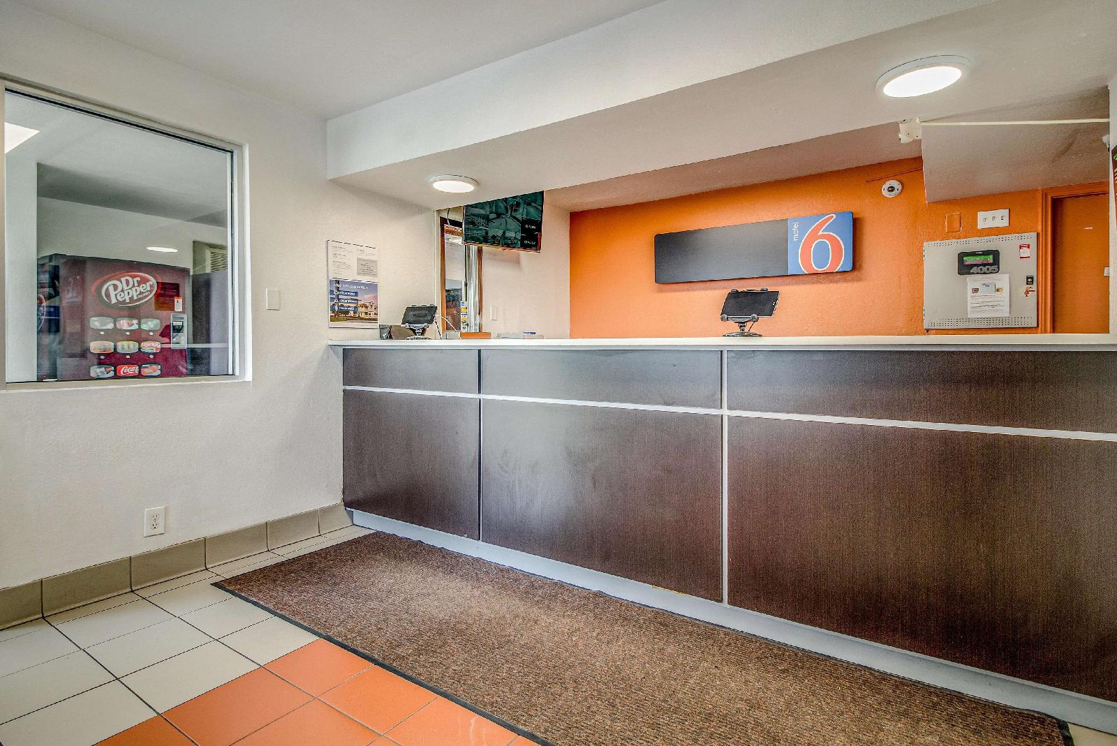 Motel 6 Conroe