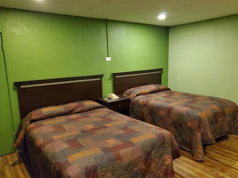 Trailway Motel