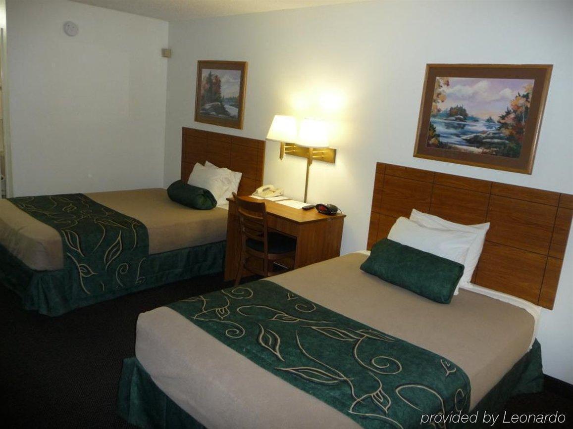 Oak Tree Inn Livonia (West)