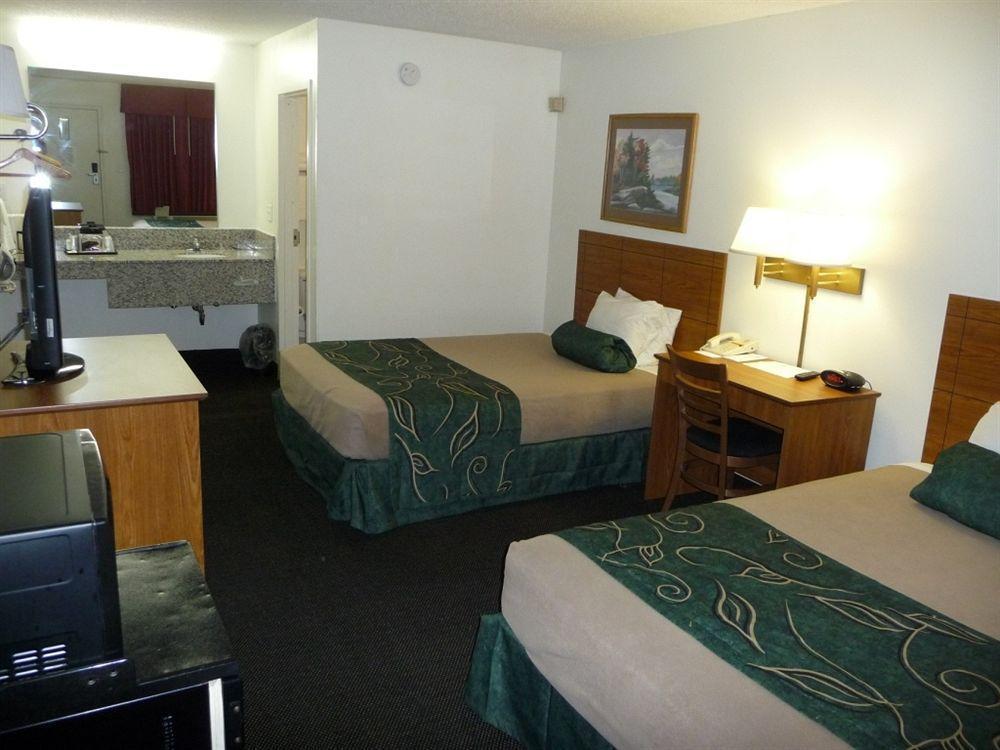 Oak Tree Inn Livonia (West)