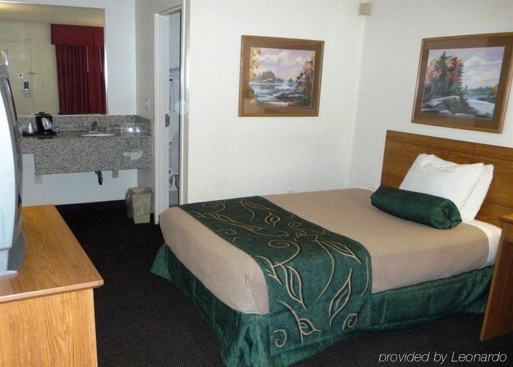 Oak Tree Inn Livonia (West)