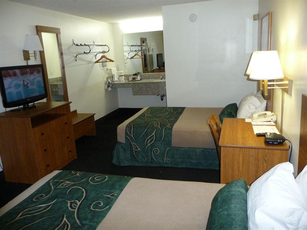 Oak Tree Inn Livonia (West)