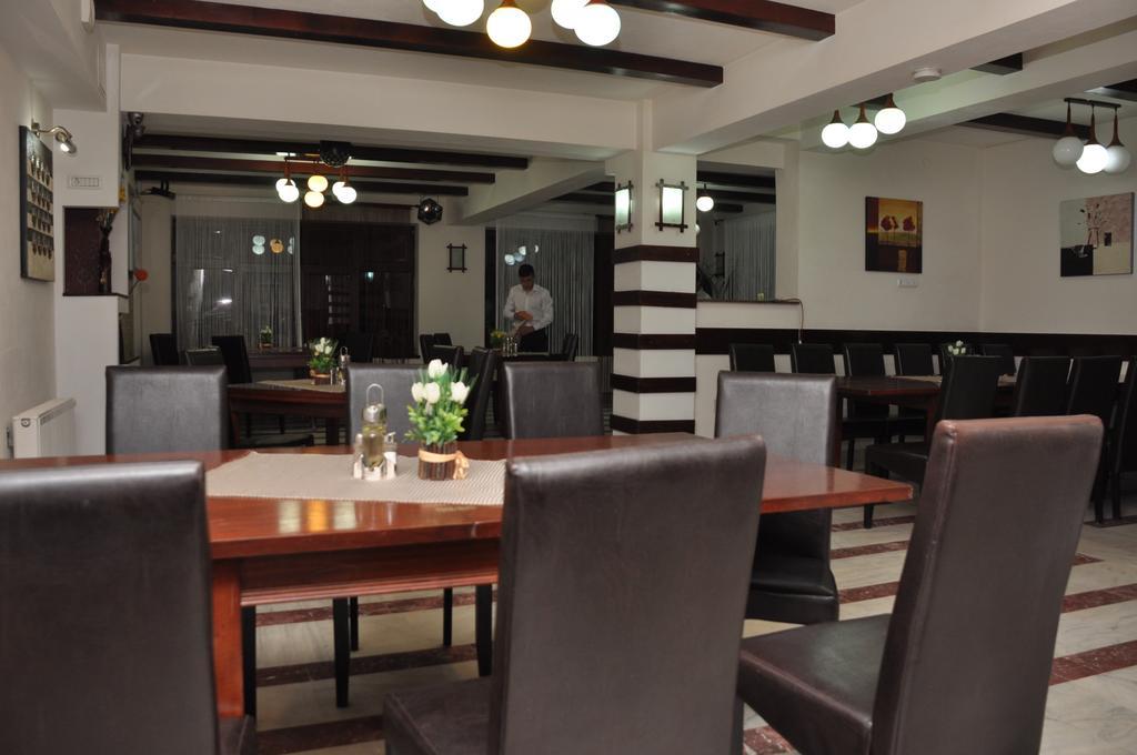 Hotel Piscul Negru