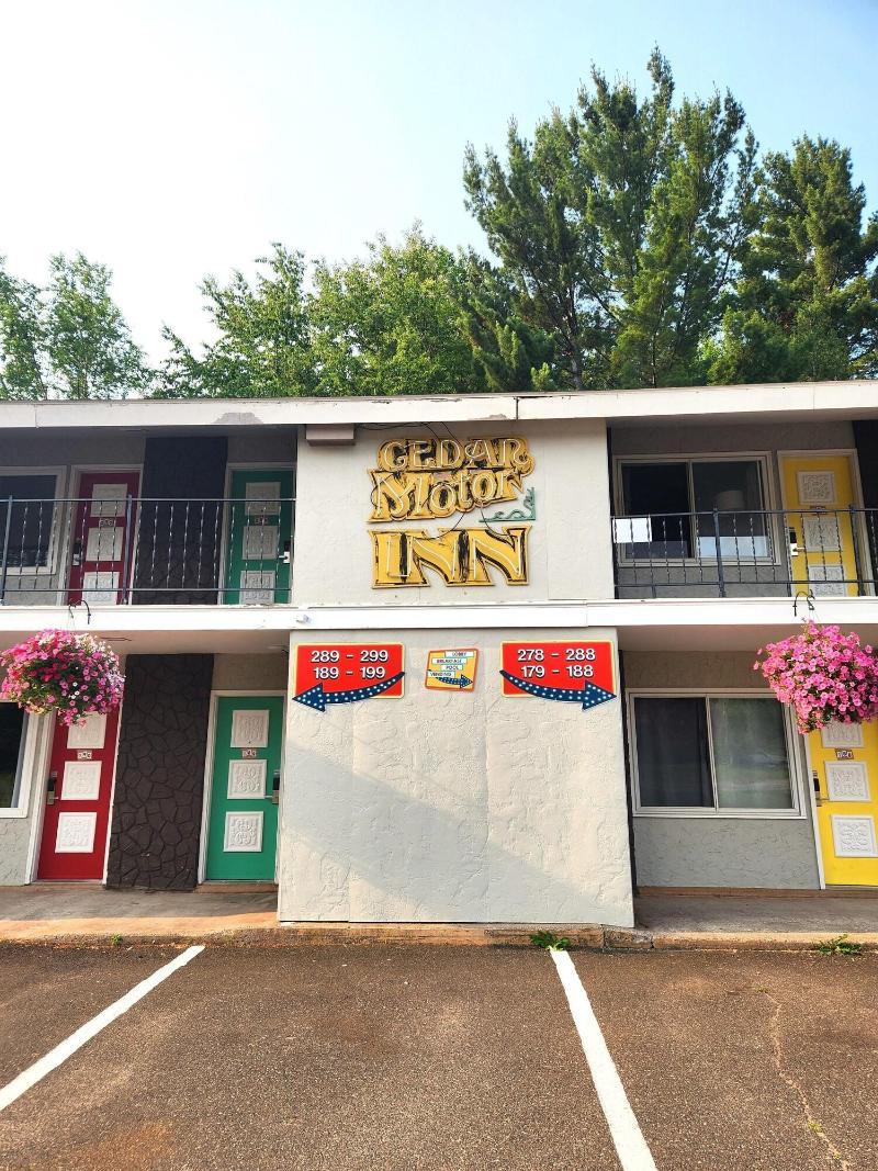 Cedar Motor Inn