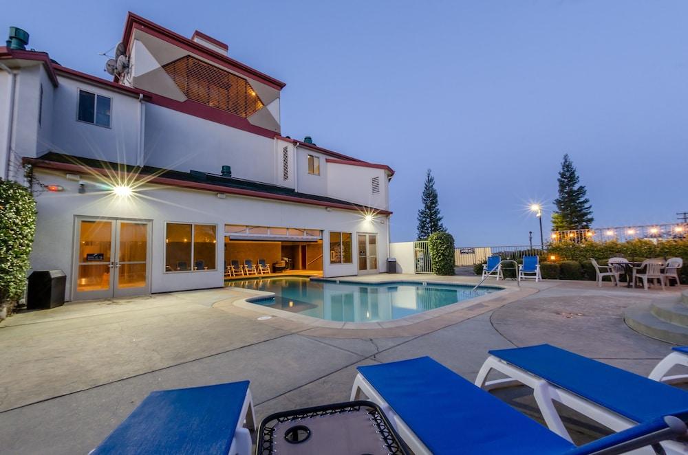 Feather Falls Casino and Lodge