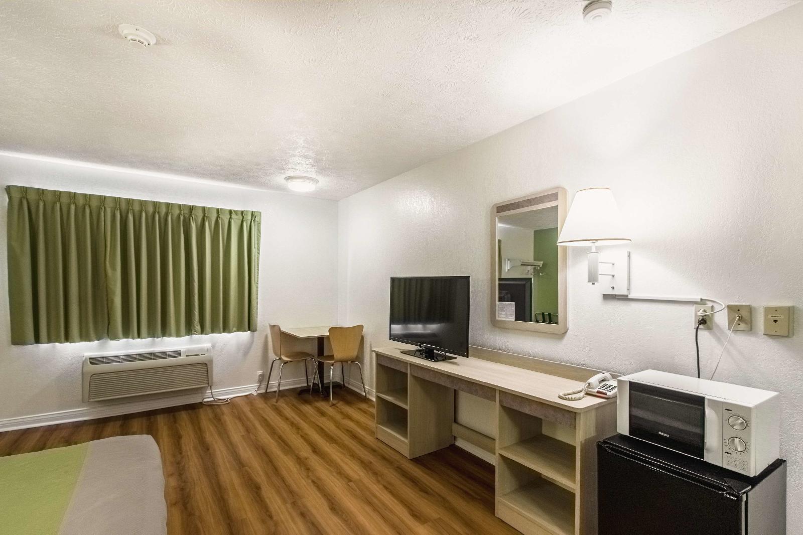 Motel 6 Cloverdale