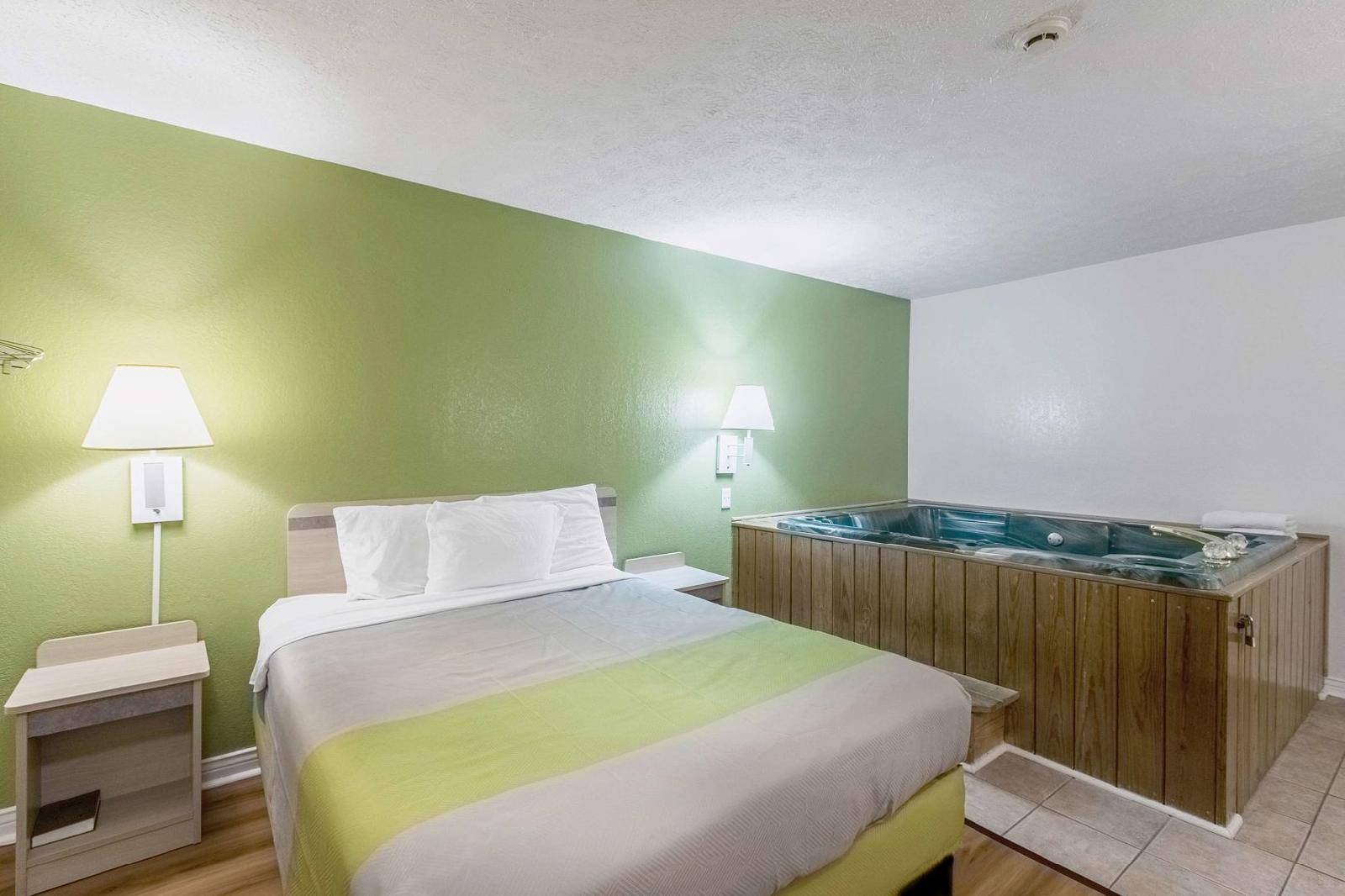 Motel 6 Cloverdale