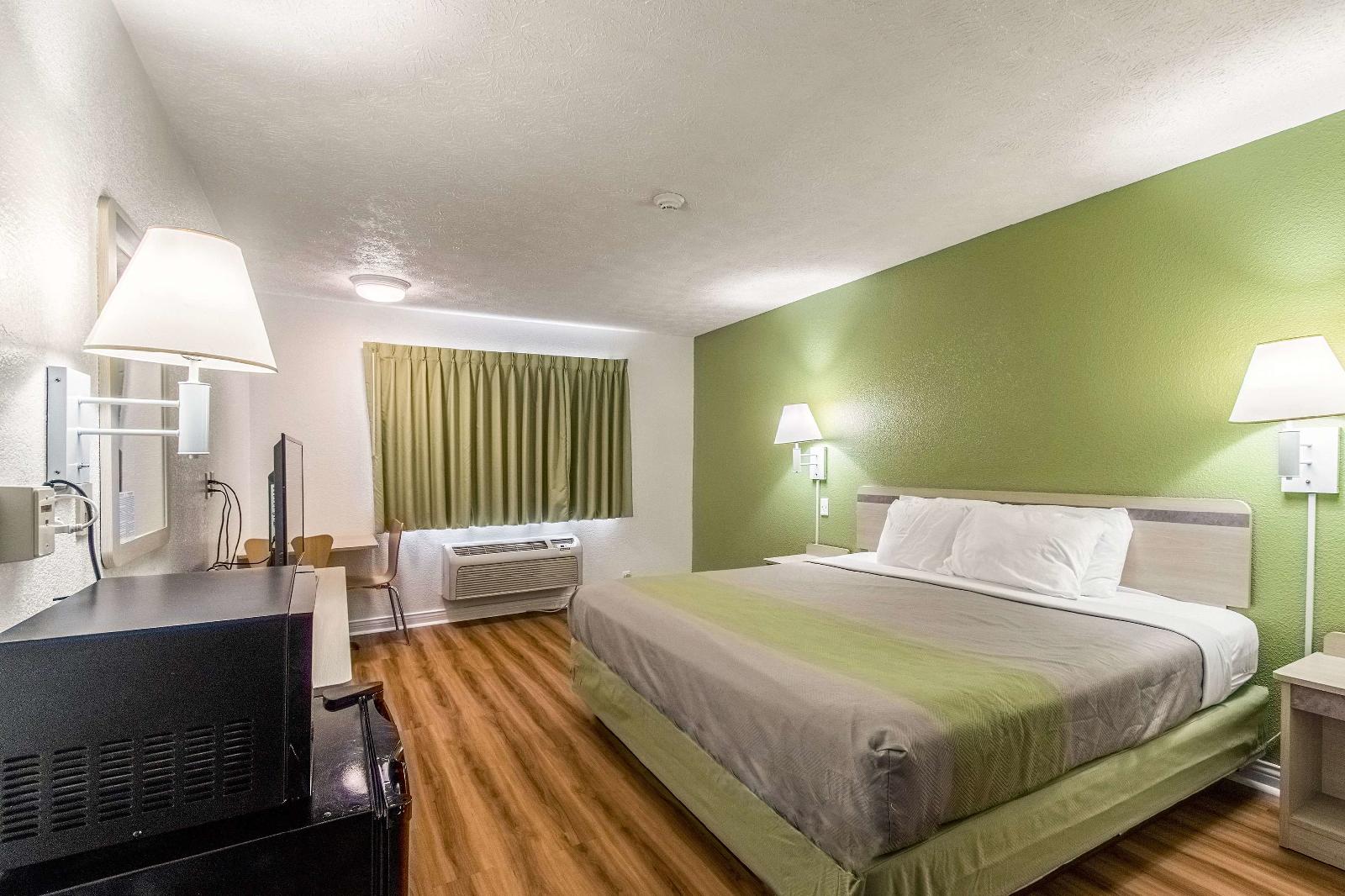 Motel 6 Cloverdale