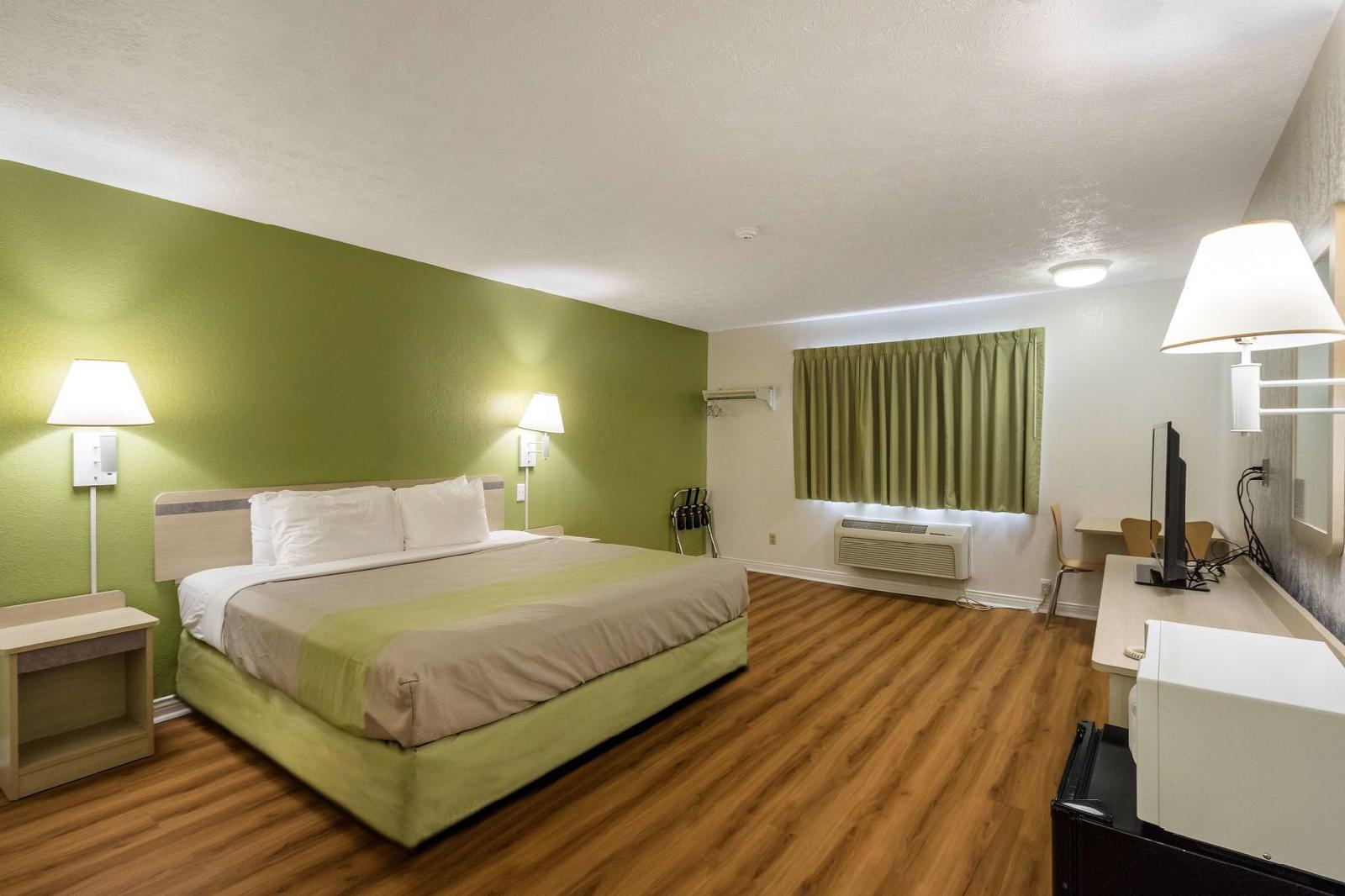 Motel 6 Cloverdale