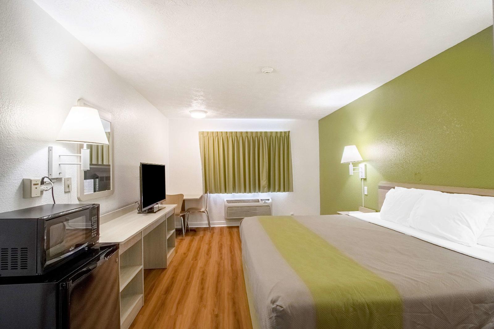 Motel 6 Cloverdale