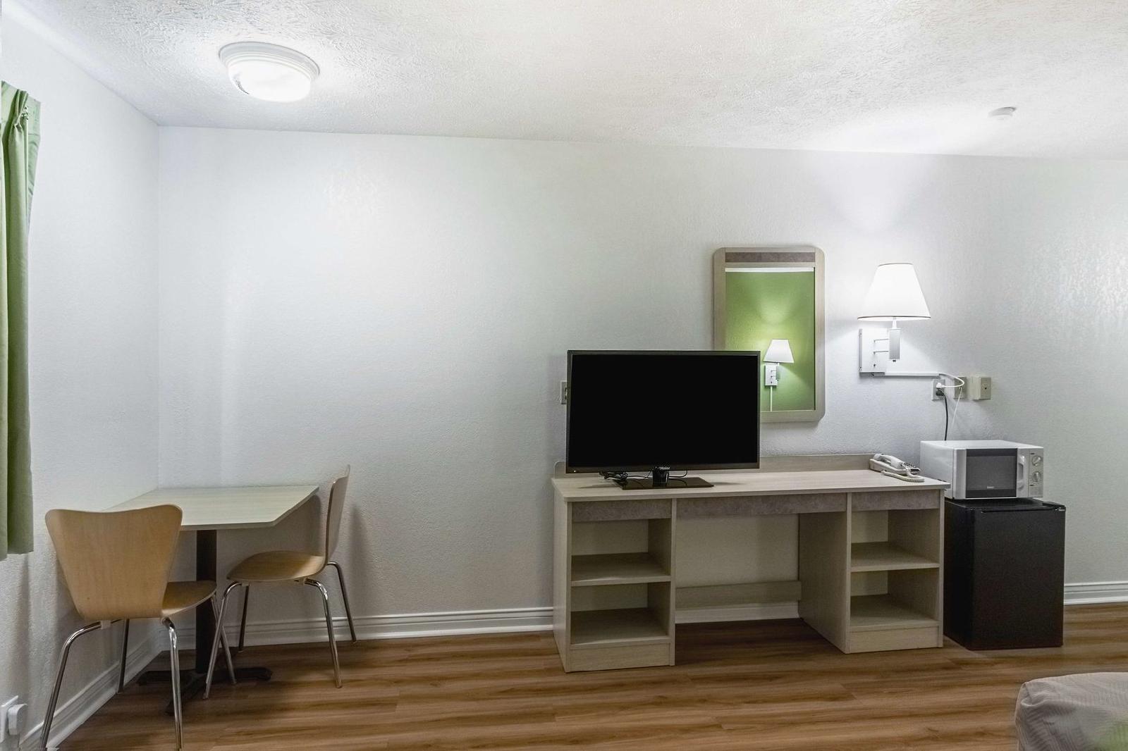 Motel 6 Cloverdale