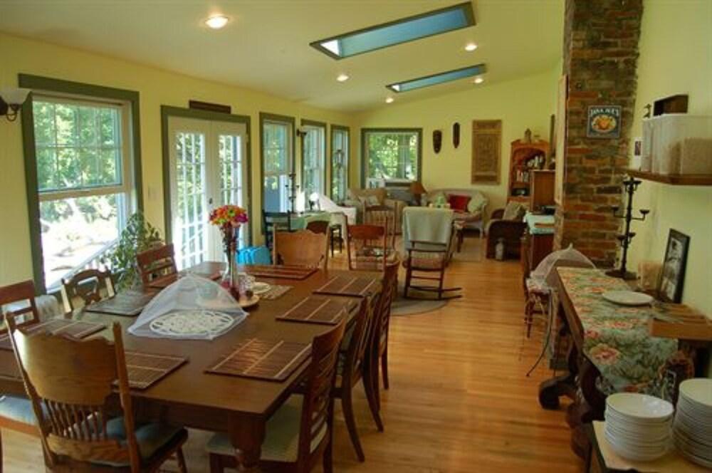 Hayden Creek Inn