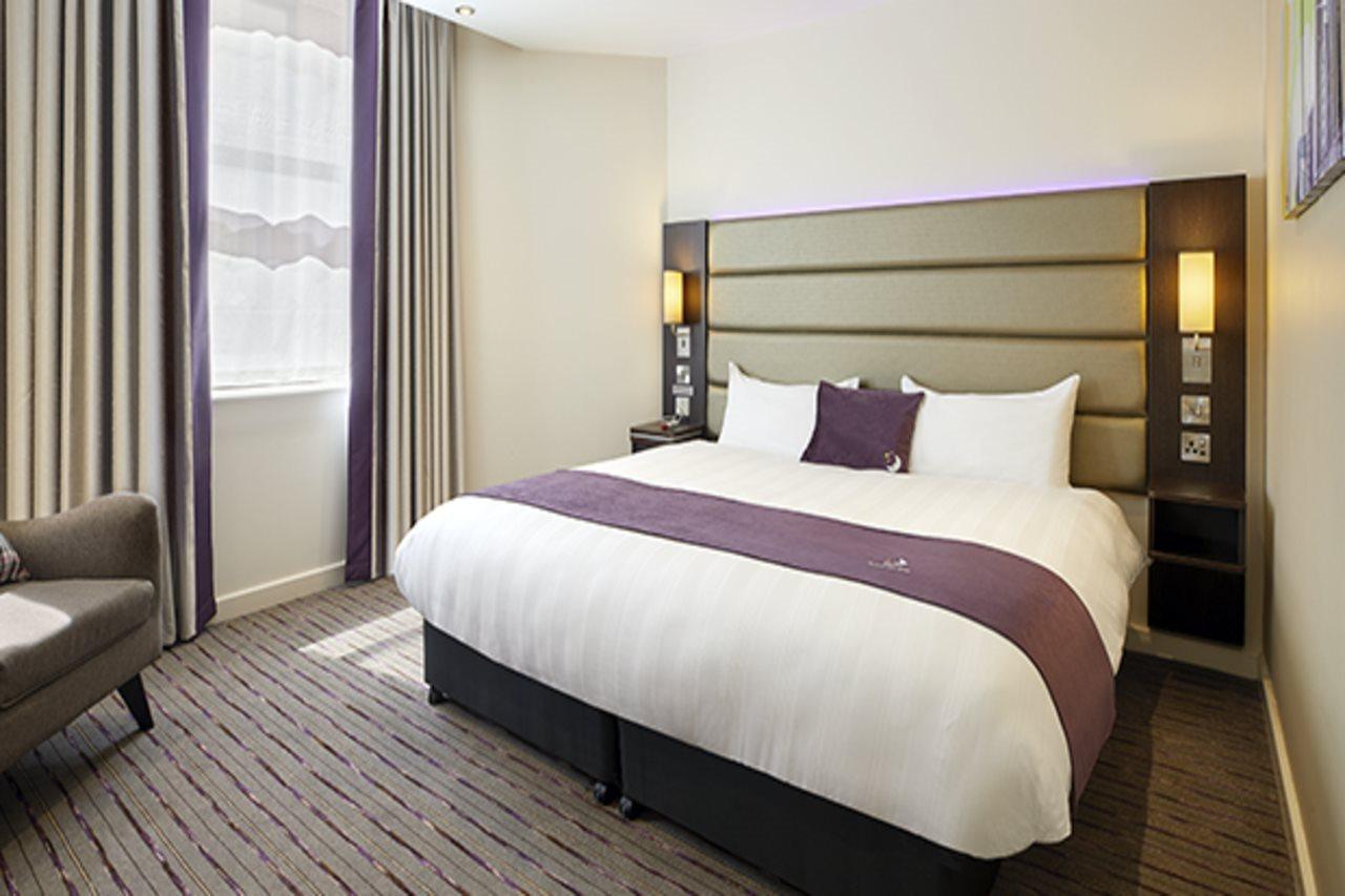 Premier Inn Woking West (A324)