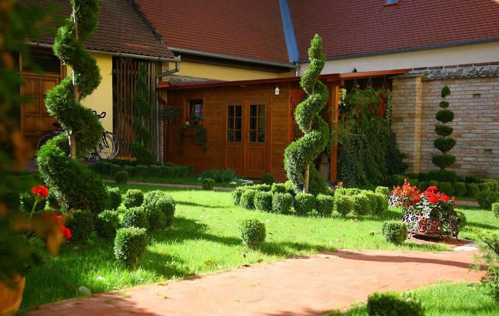 Maksimilian Guesthouse