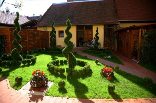 Maksimilian Guesthouse