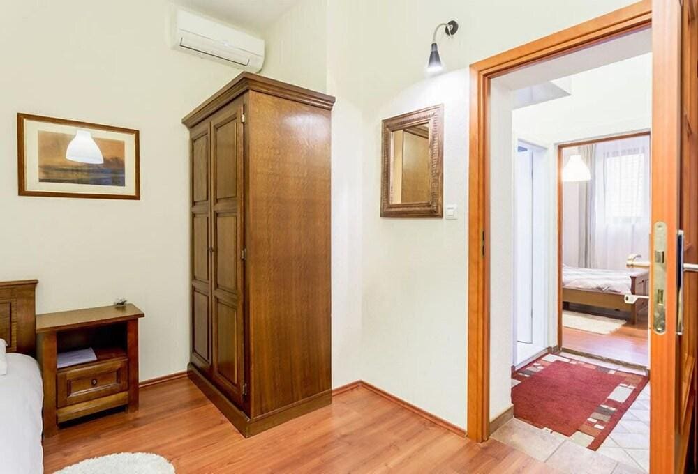 Maksimilian Guesthouse