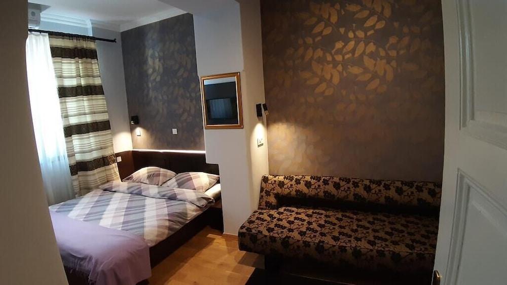 Maksimilian Guesthouse