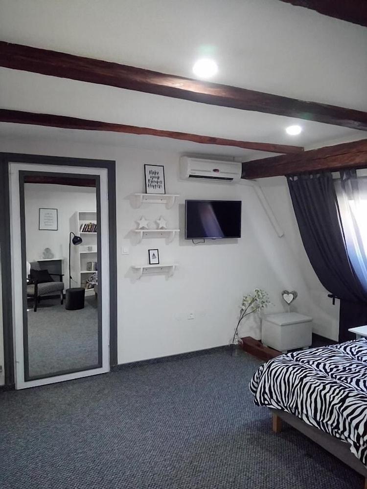 Maksimilian Guesthouse