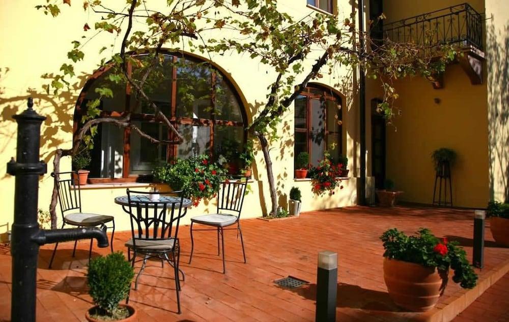 Maksimilian Guesthouse