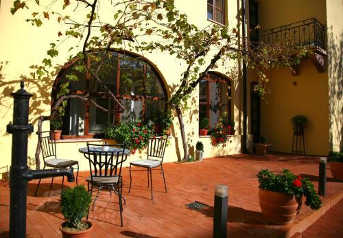 Maksimilian Guesthouse