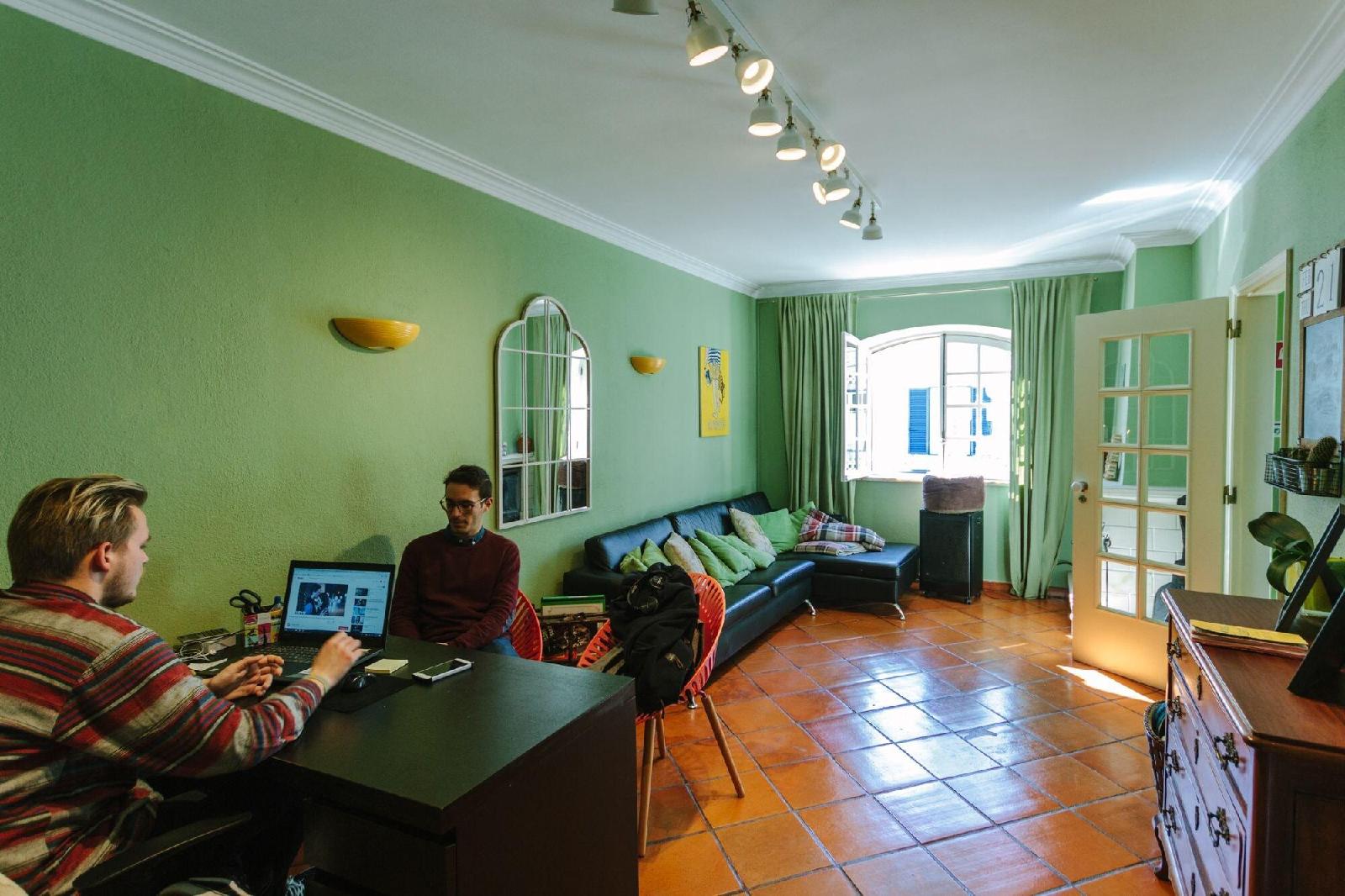 Ljmonade Hostel