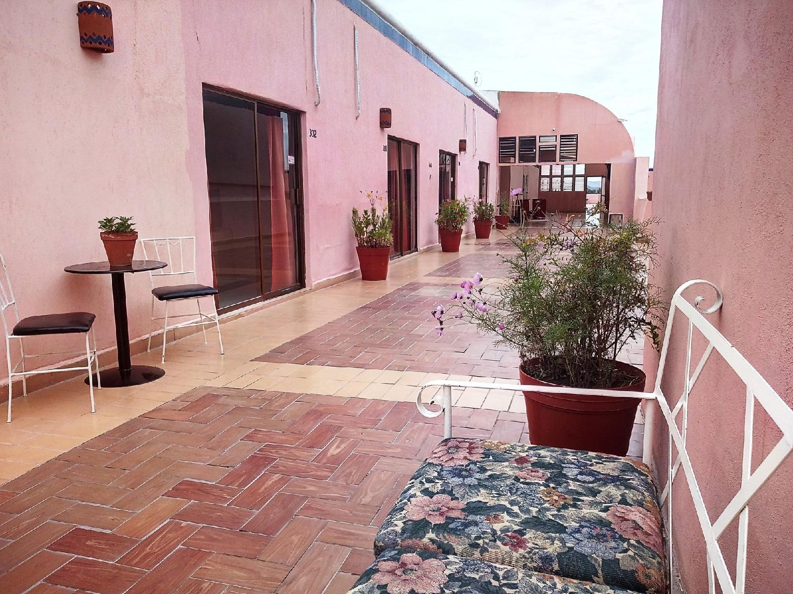 Los Jitos Hotel & Suites
