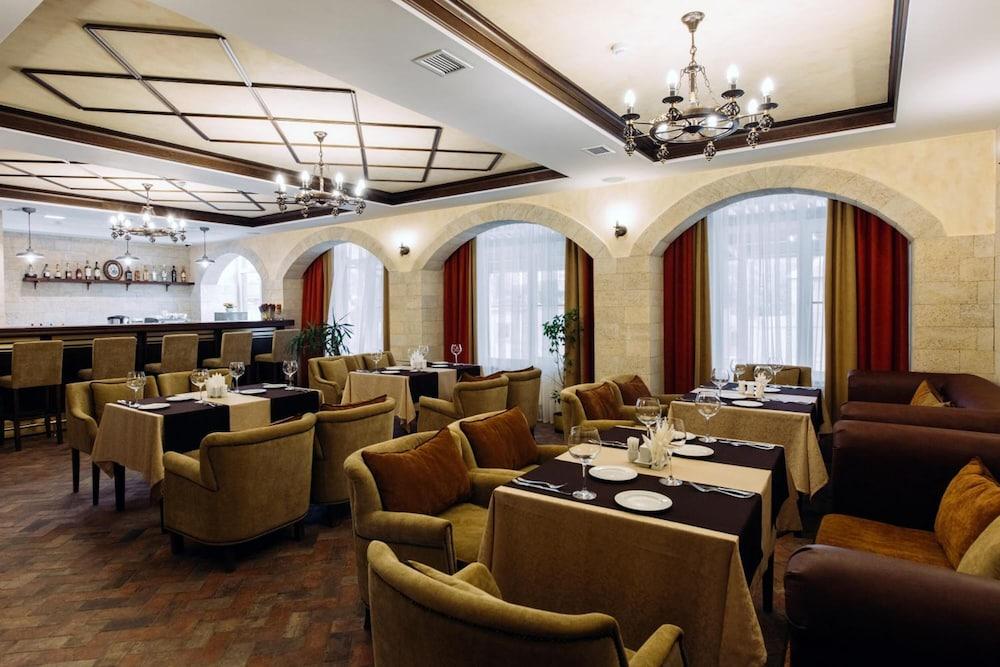 Aragon Hotel