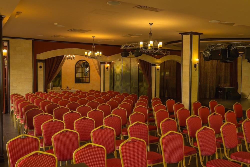 Aragon Hotel