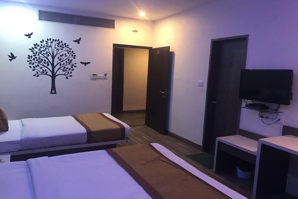 Hotel Bee Town
