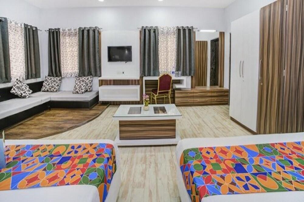 Hotel Bee Town