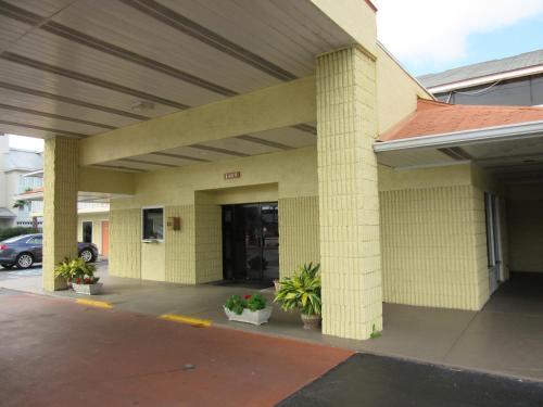 Dunes Inn & Suites