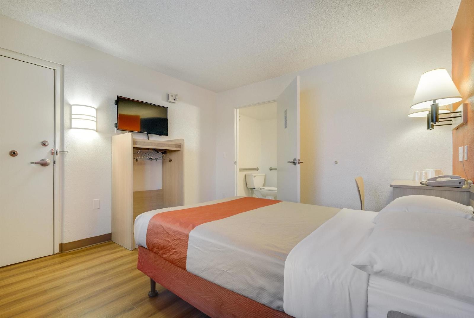 Motel 6 Phoenix Tempe Broadway ASU