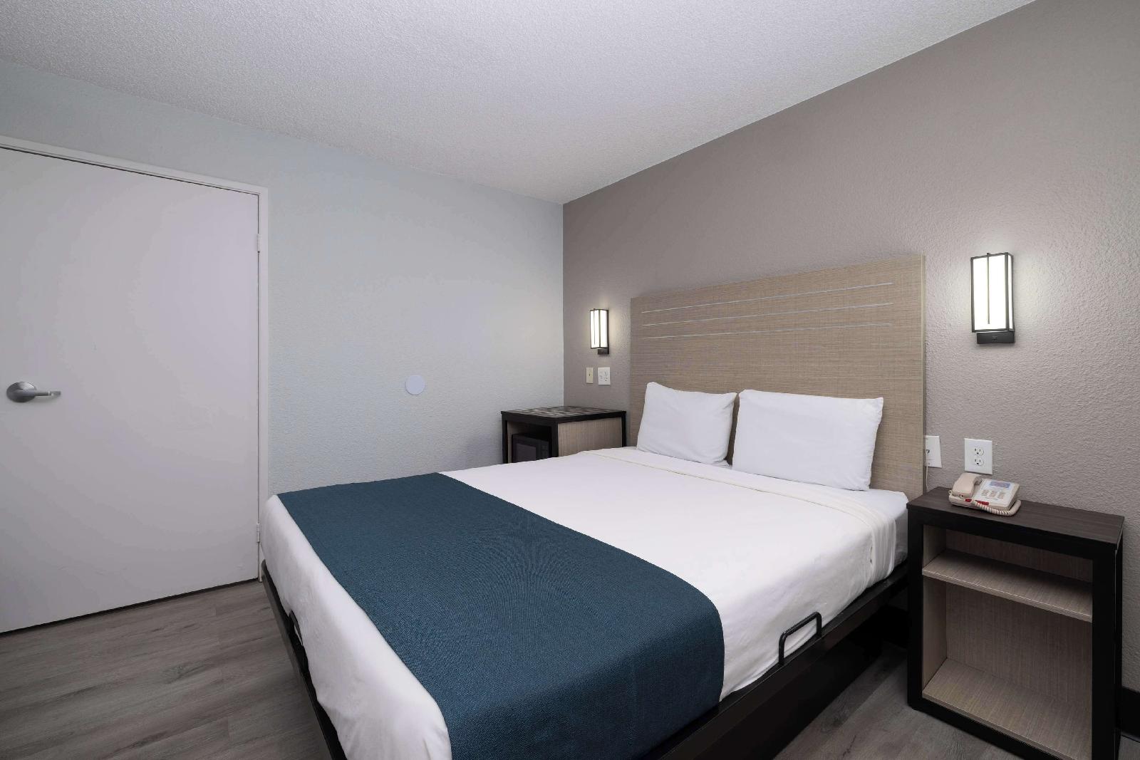 Motel 6 Phoenix Tempe Broadway ASU