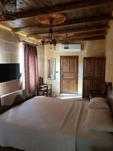 Vineyard Cave Hotel