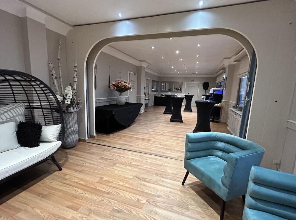 Le Divona Hotel