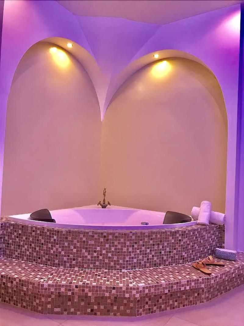 Queen Boutique Suites
