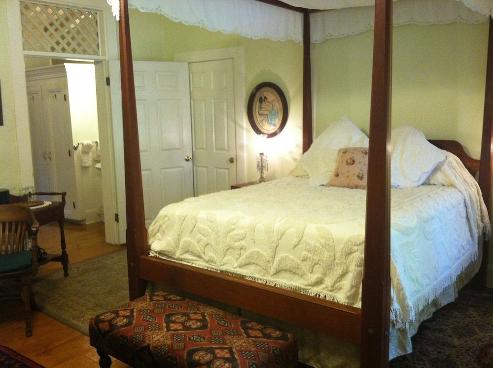 The Corners Mansion Inn