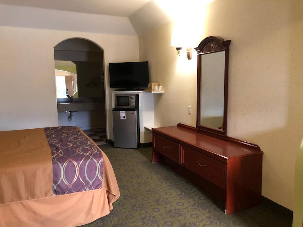 Executive Inn & Suites