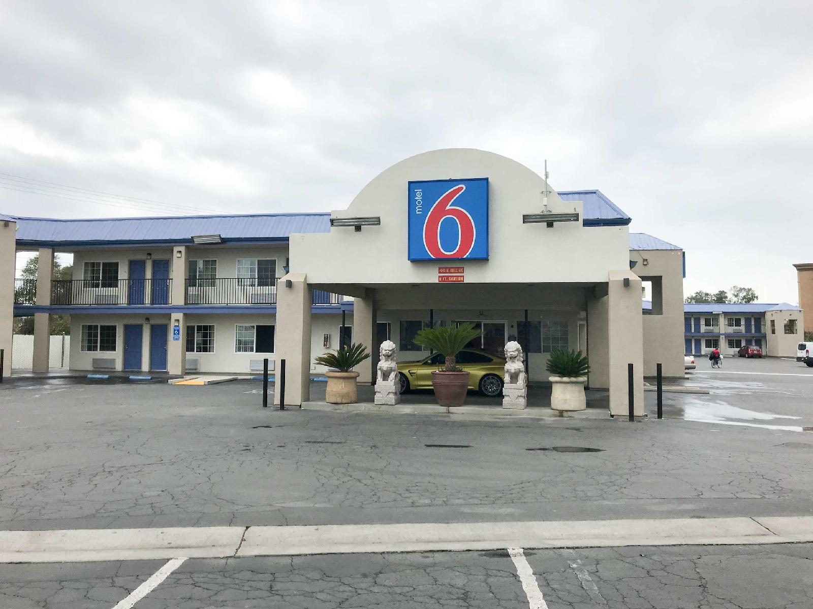 Motel 6 Visalia